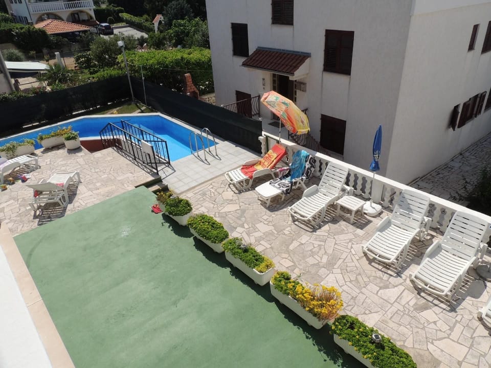 Terasa-plaža uz bazen