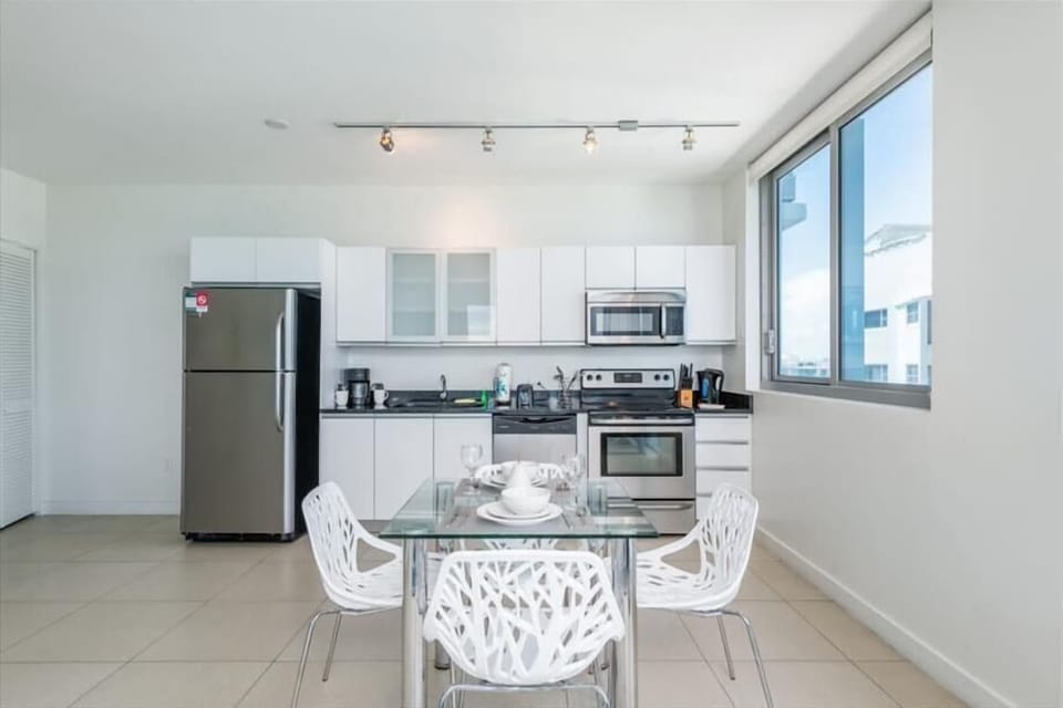 Miami Miami Beach 1 Bedroom Corner Oceanfro Dining Room