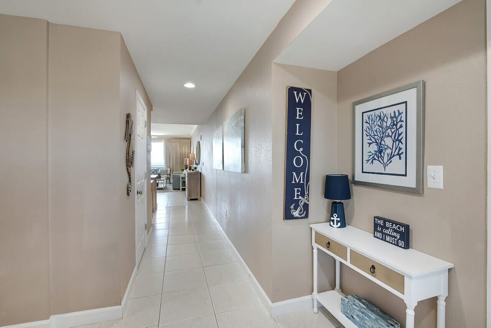 Foyer Hallway to the Beachside