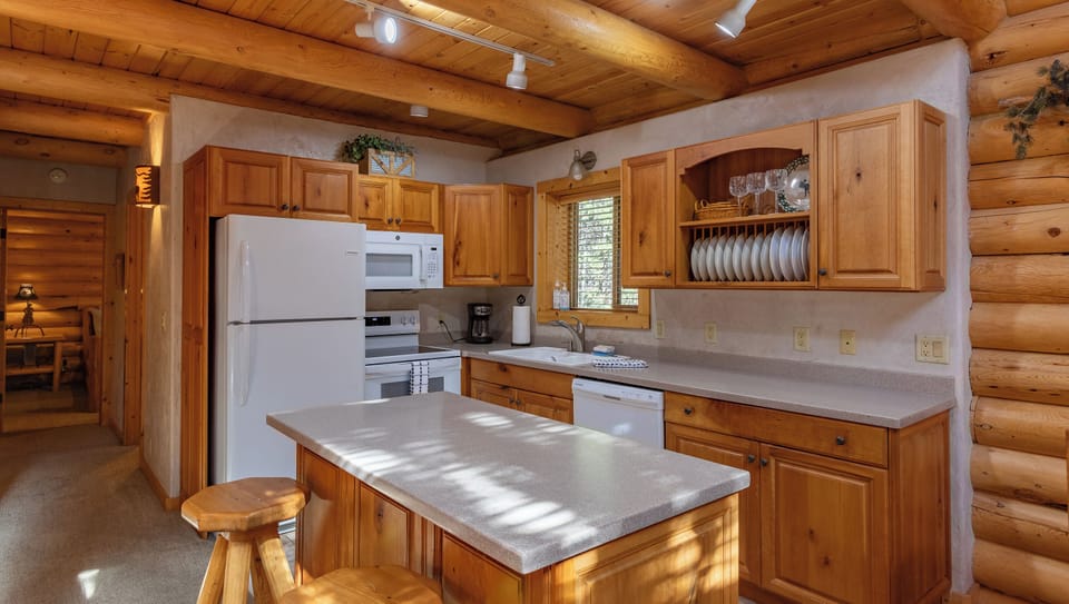 Great kitchen island to prep meals on.