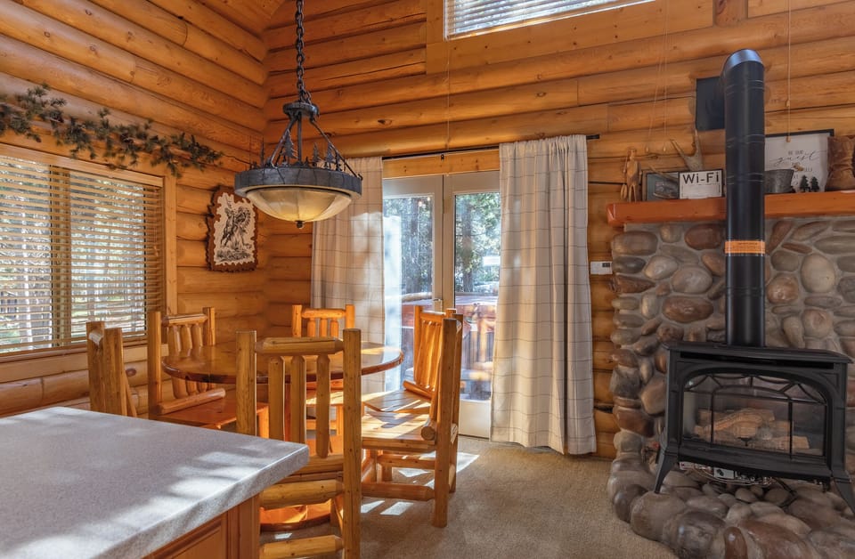 Seating for 6 at the kitchen table.