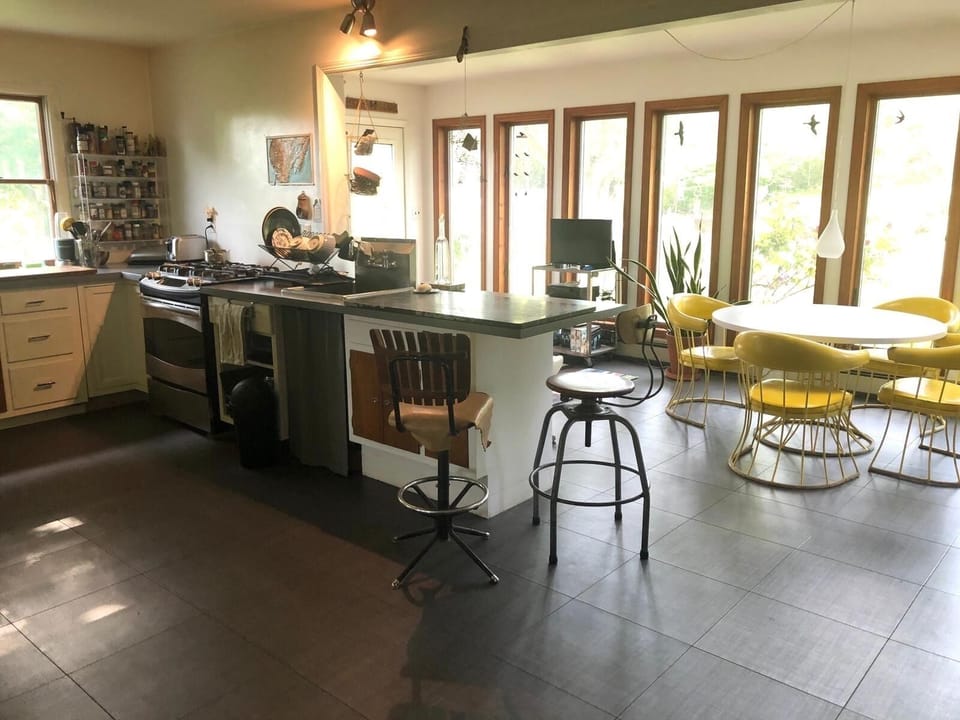 kitchen / eating with view to front garden
great light
