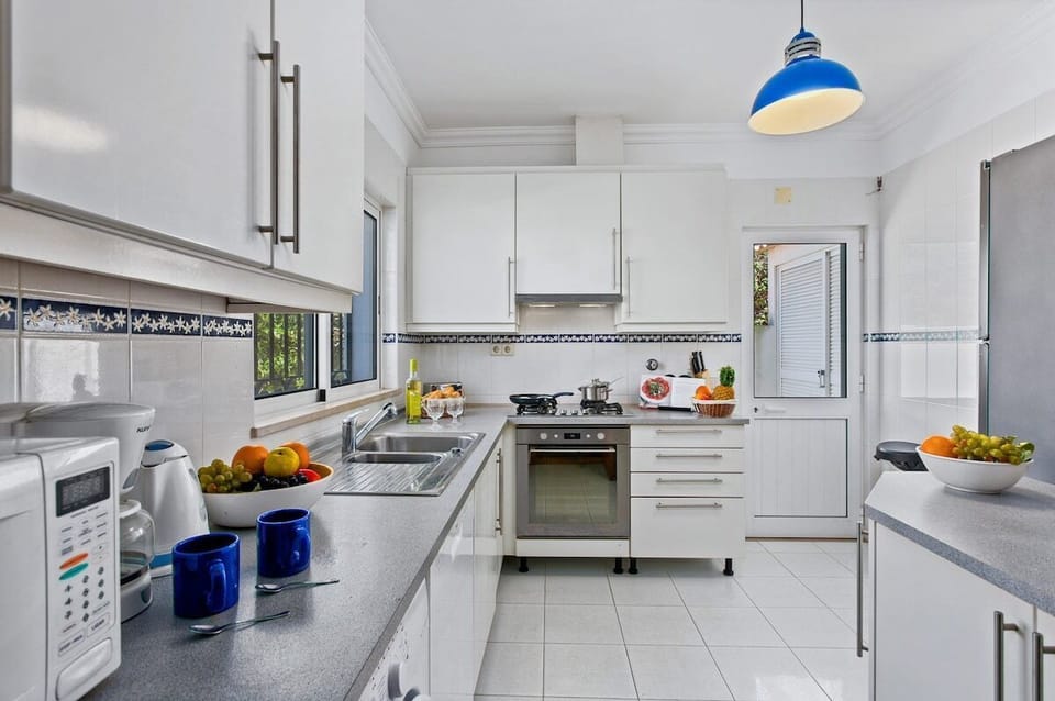 Modern Fully Equipped Kitchen with Washing Machine, Dishwasher, Expresso and Filter Coffee Machines