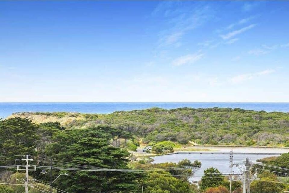 Panoramic 360° views from an amazing rooftop terrace that faces the coast, overlooking Torquay golf course, Spring Creek and vast ocean views! 