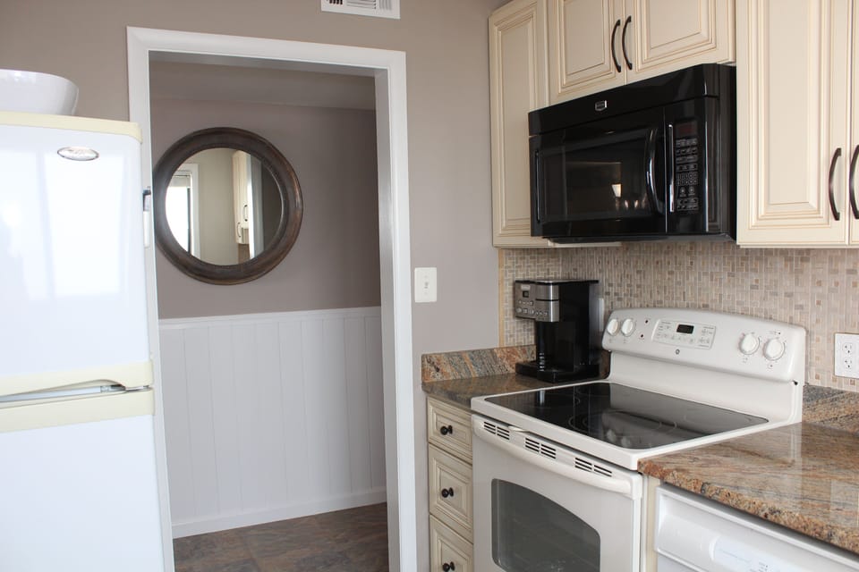 Full kitchen including dual coffee pot & Kcup