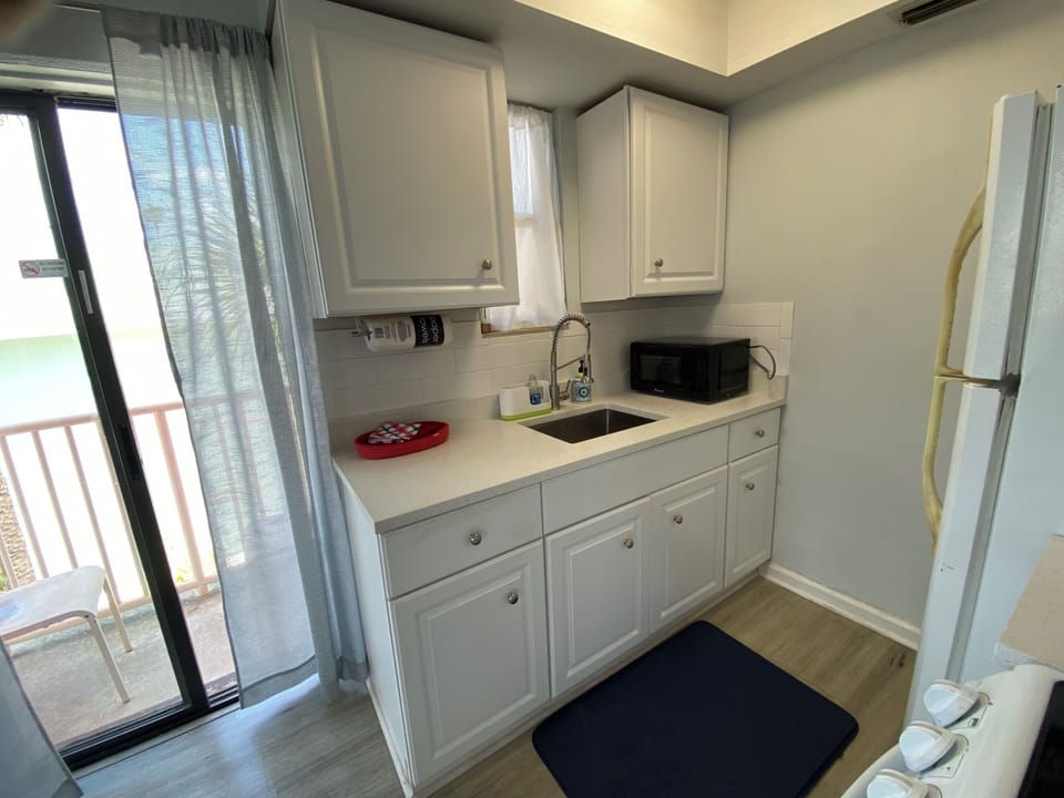 Updated kitchen, quartz countertops 
