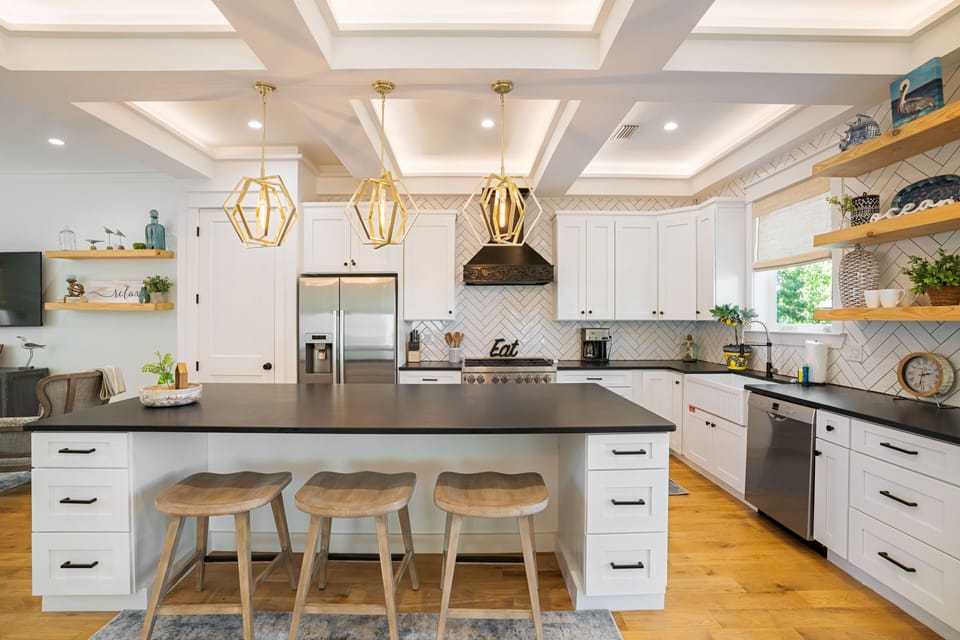 Chef's kitchen with Bosch and Viking appliances and fully stocked for cooking