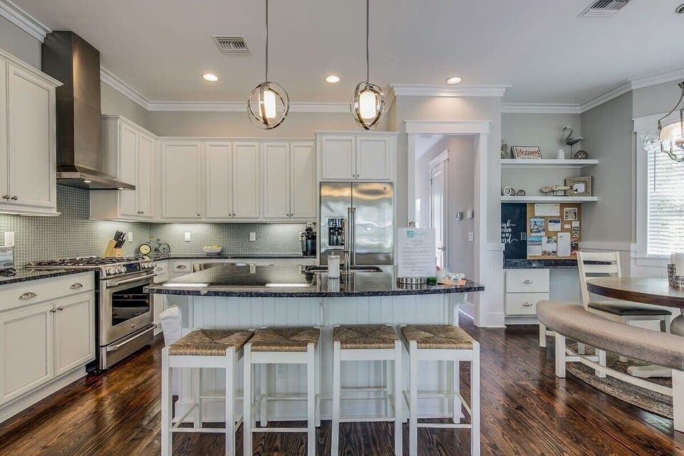 Breakfast Bar with 4 Bar Stools!