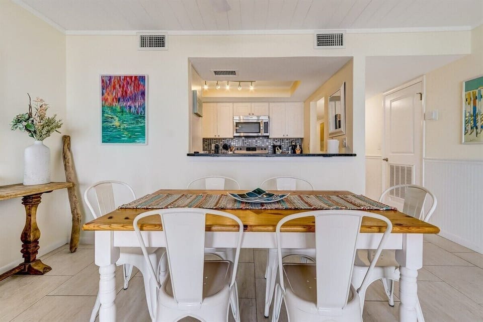 Seating for 6 at Dining Table