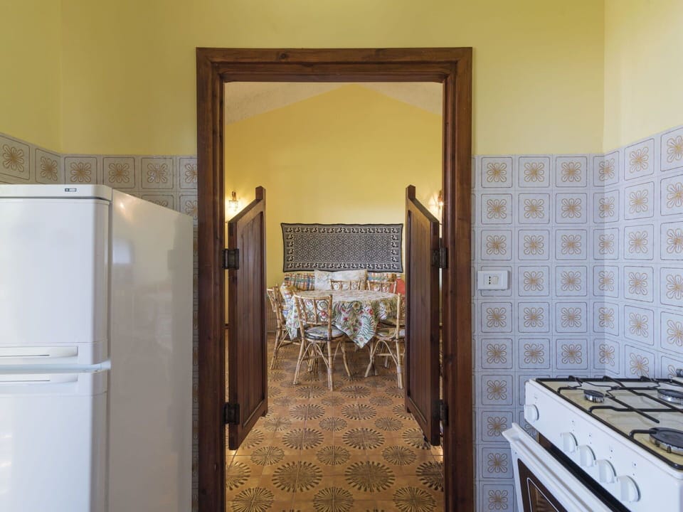 Door, Wood, House, Interior Design, Building, Floor, Real Estate, Flooring, Gas