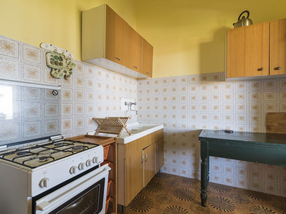 Countertop, Cabinetry, Property, Kitchen Stove, Kitchen, Kitchen Appliance, Wood, Gas Stove, Architecture, Interior Design