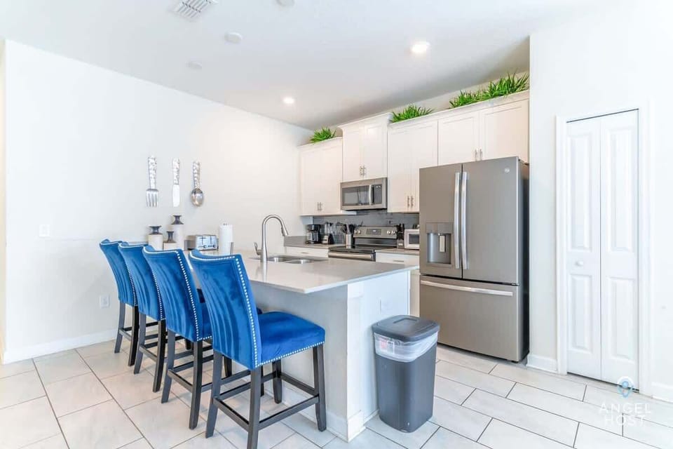 Large modern kitchen with breakfast bar and comfy bar stools.