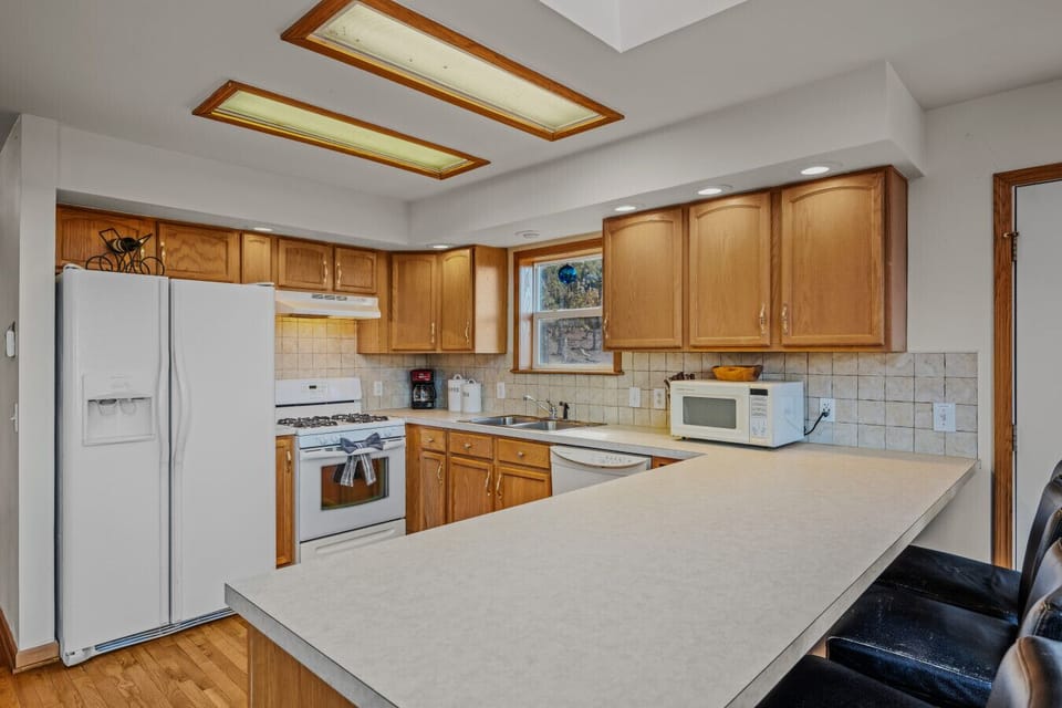 Cabinet and countertop space