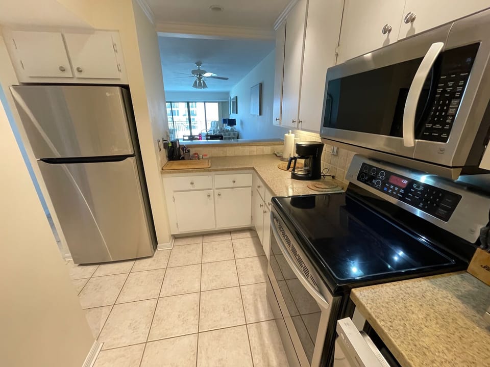Stylish stainless appliances to serve your day-to-day culinary needs.