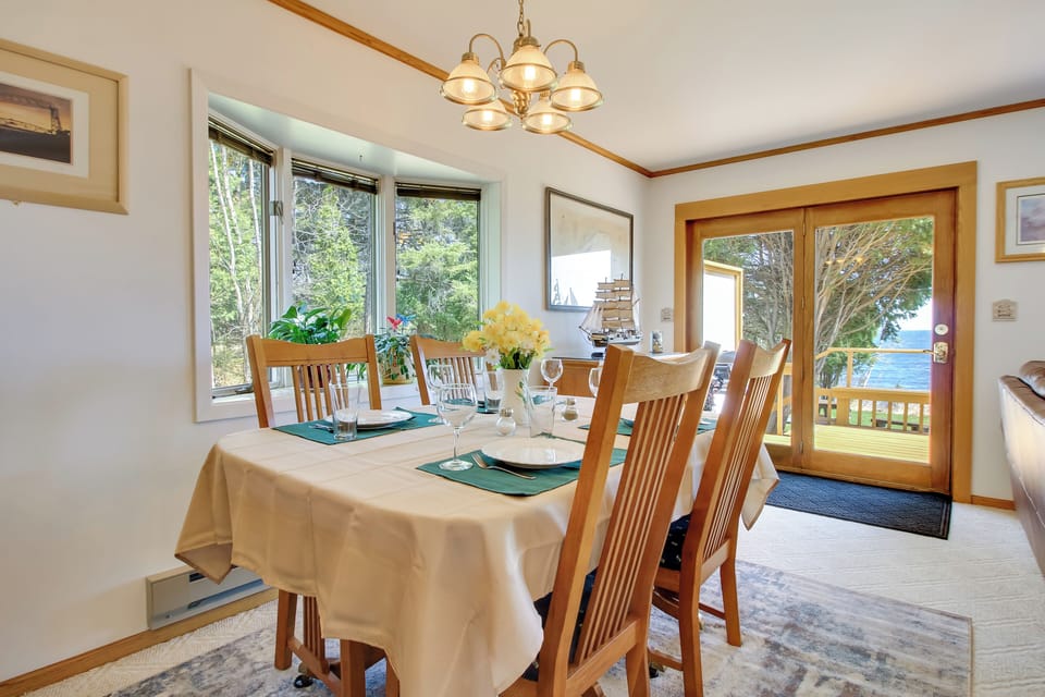 Dining Area | Dishes & Flatware Provided