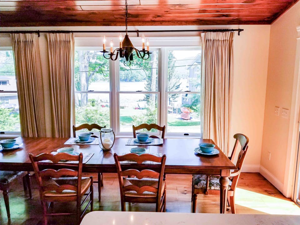 Main level dining area