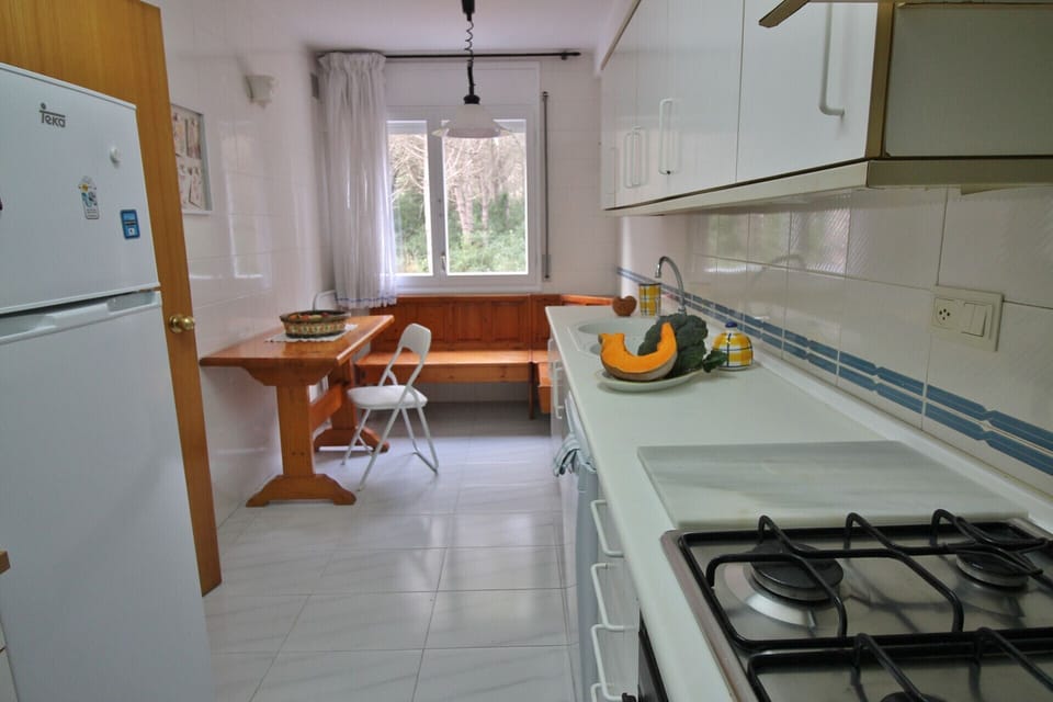 independent kitchen with breakfast area