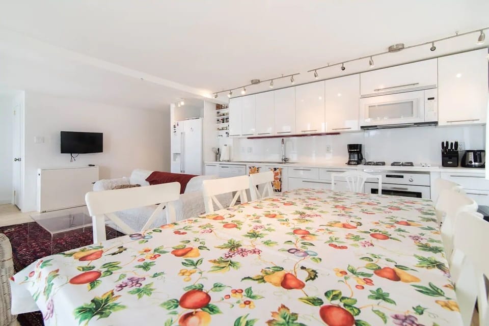 Lakefront perfect for 2 familes,c/a, frp, hot tub