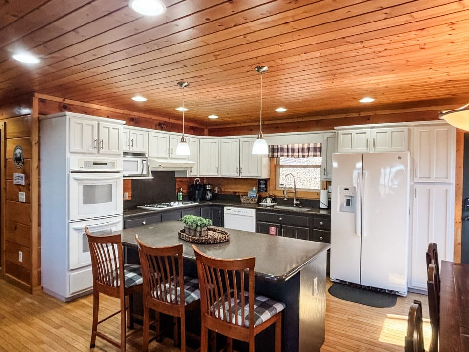 Fully stocked kitchen, for all of your family meals!