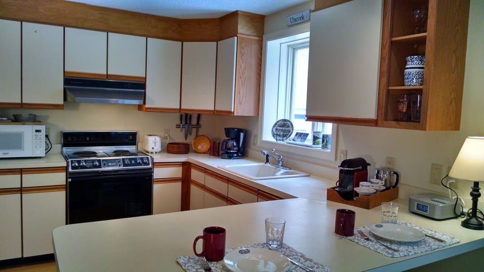 Full kitchen with espresso
and breakfast nook