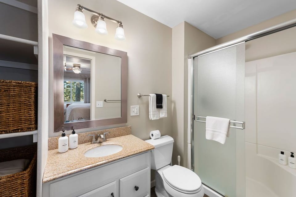 Master bedroom has en-suite bathroom w/ shower