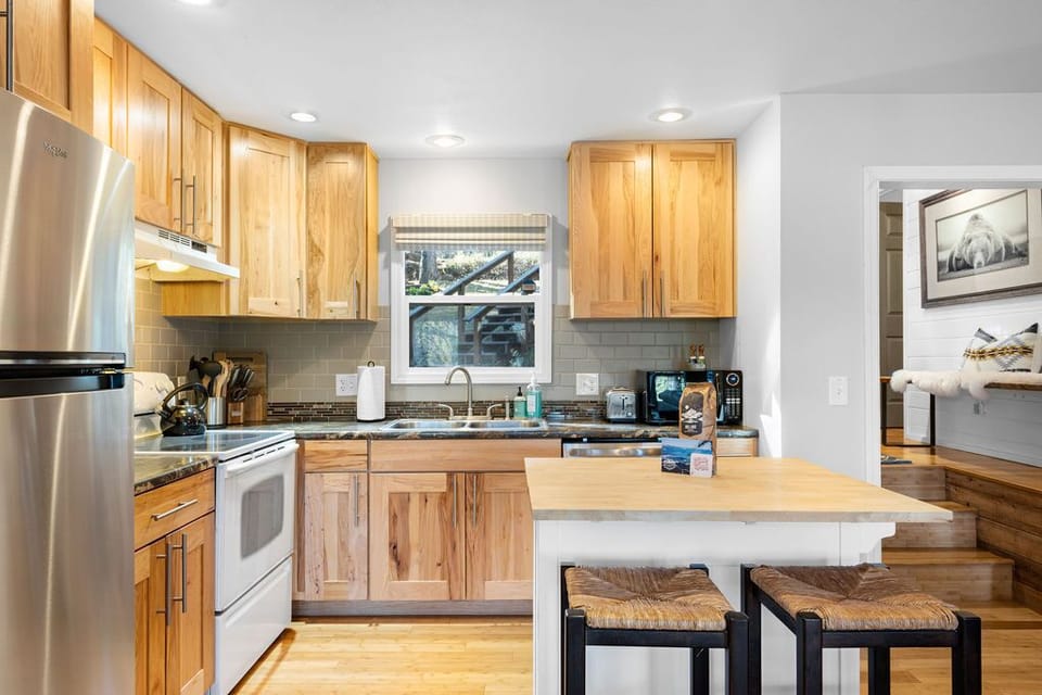 Fully stocked kitchen including an Instant Pot