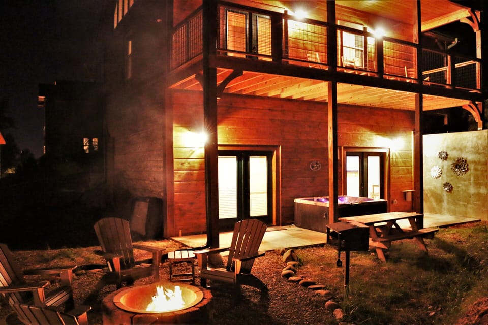Hot tub + Firepit + Grill + Picnic Table = ♥ Perfect Night In ♥ 