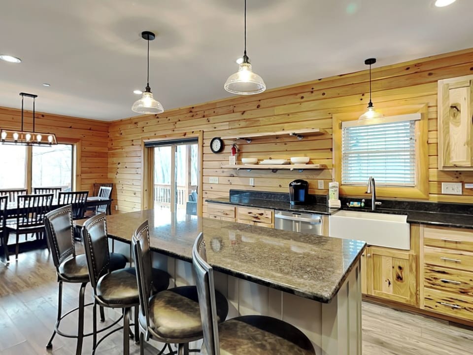 Full Kitchen - Breakfast Bar Seating for 4