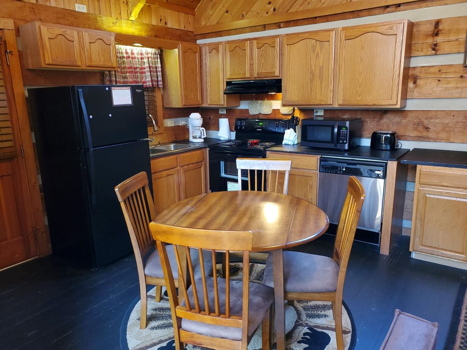 Kitchen & Dining Area - Enjoy cozy dining or games from the fully-equipped kitchen.