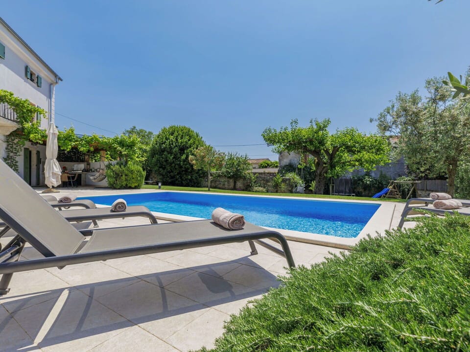 Swimming Pool, Resort, Outdoor Furniture, Eco Hotel, Shade, Estate, Landscaping, Villa, Hotel, Courtyard
