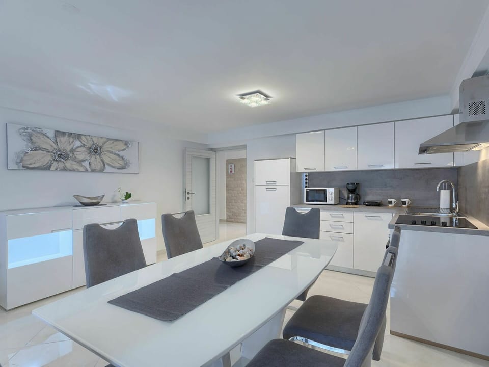 Couch, Property, Furniture, Table, Building, Interior Design, Lighting, Comfort, Pillow