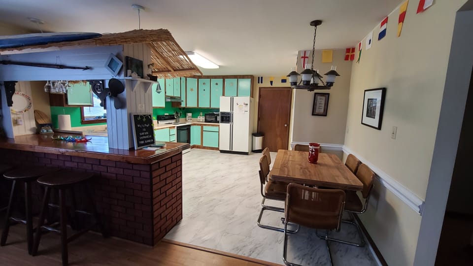 Shipwatch - Kitchen/dining area