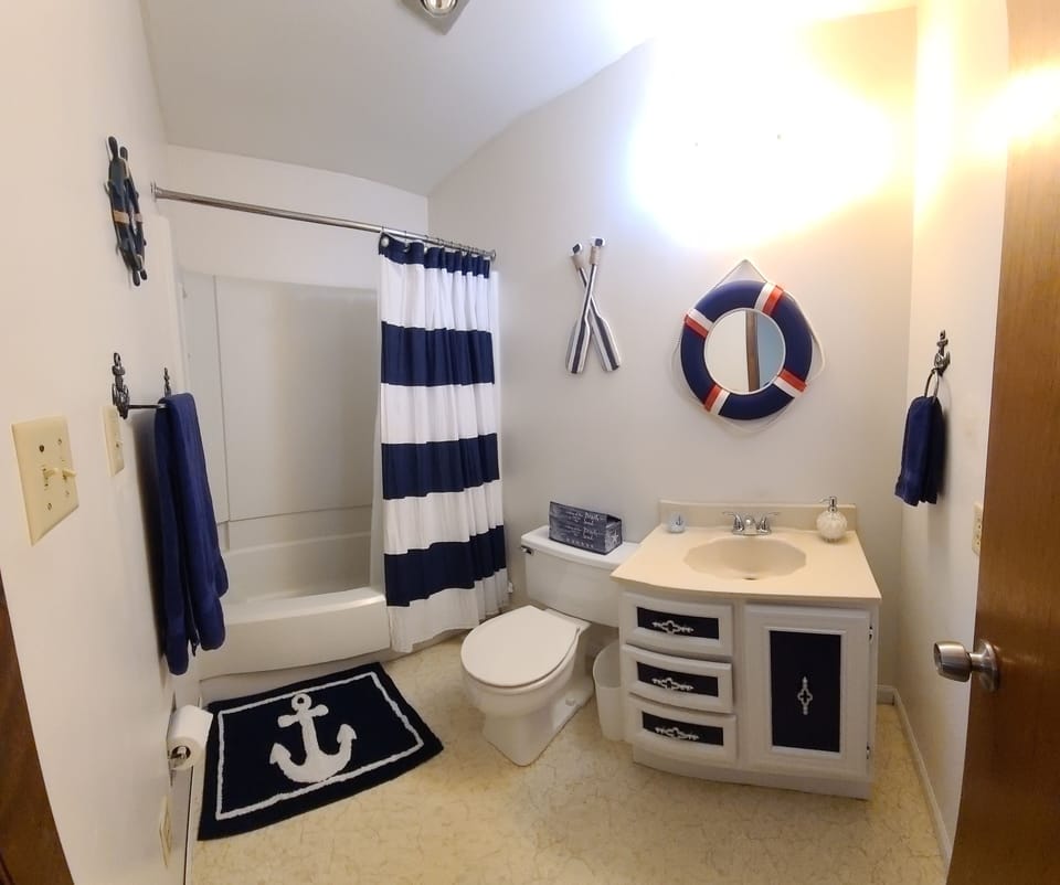 Shipwatch - Master bathroom