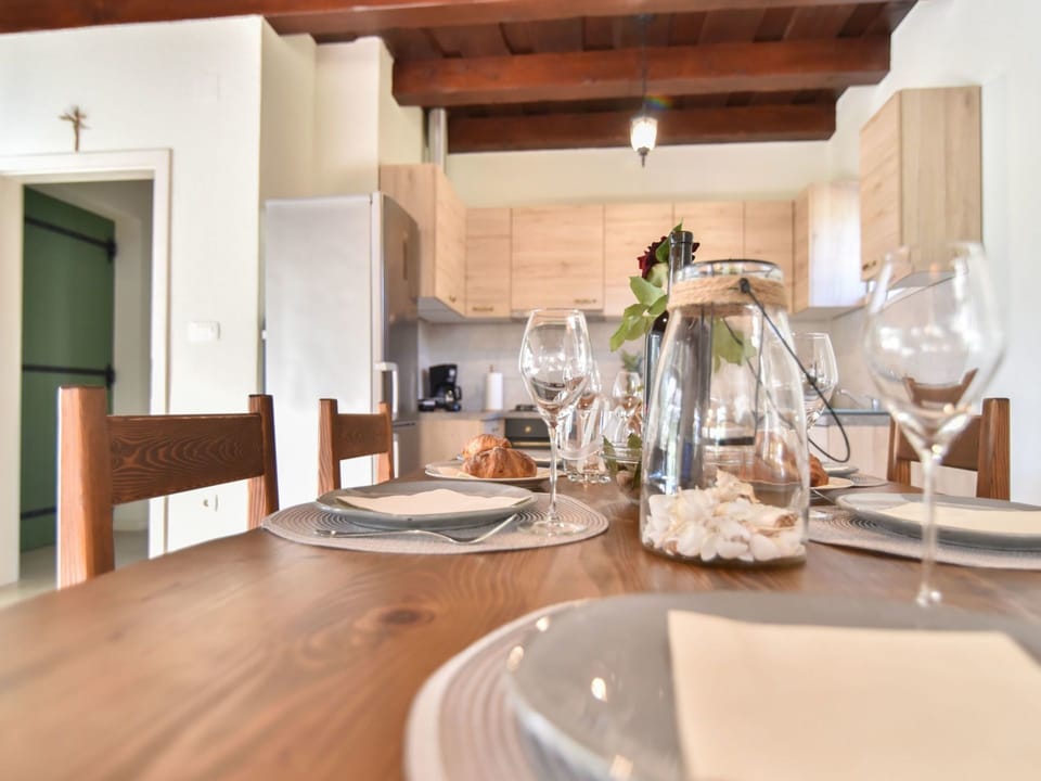Countertop, Room, Property, Interior Design, Furniture, Kitchen, Building, Dining Room, House, Table