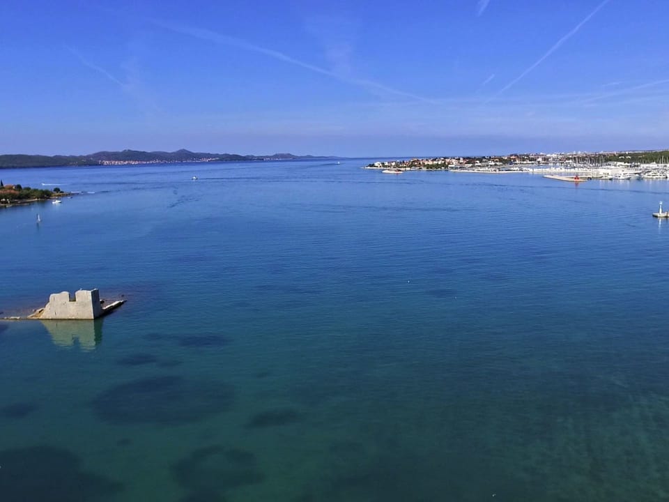 Water, Sky, Water Resources, Cloud, Boat, Lake, Coastal And Oceanic Landforms, Watercourse, Natural Landscape, Bank