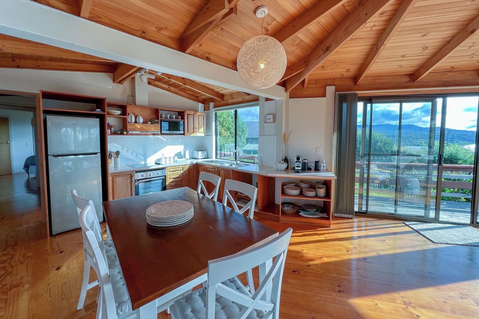 Open plan dining/kitchen