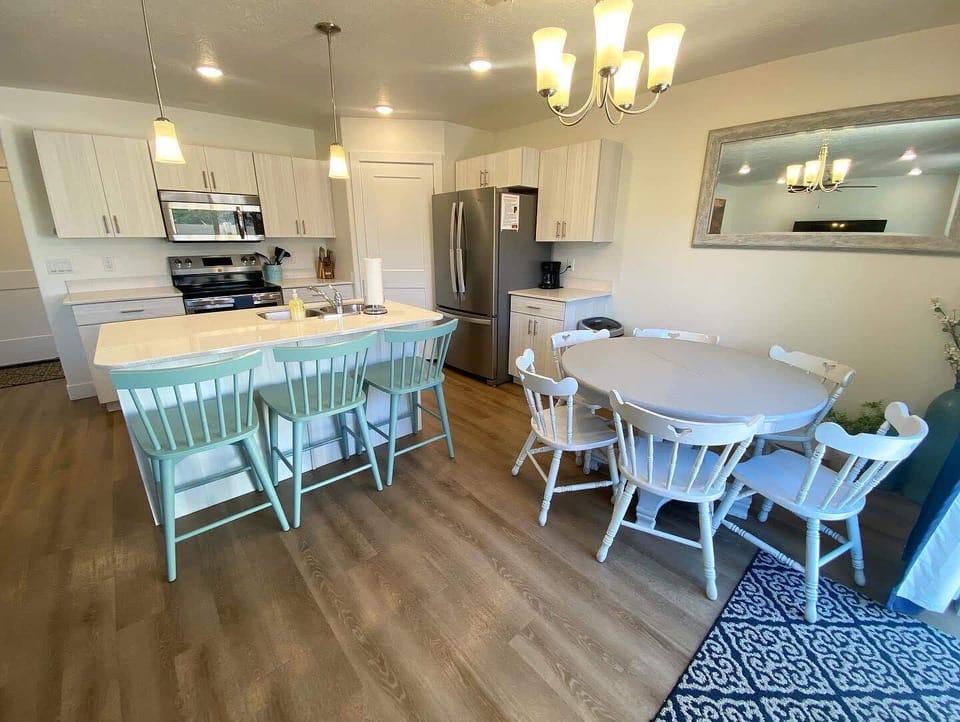 Host memorable dinner parties! High Desert Fortune Cat’s kitchen is perfect for preparing delicious meals, while the dining area comfortably seats everyone.