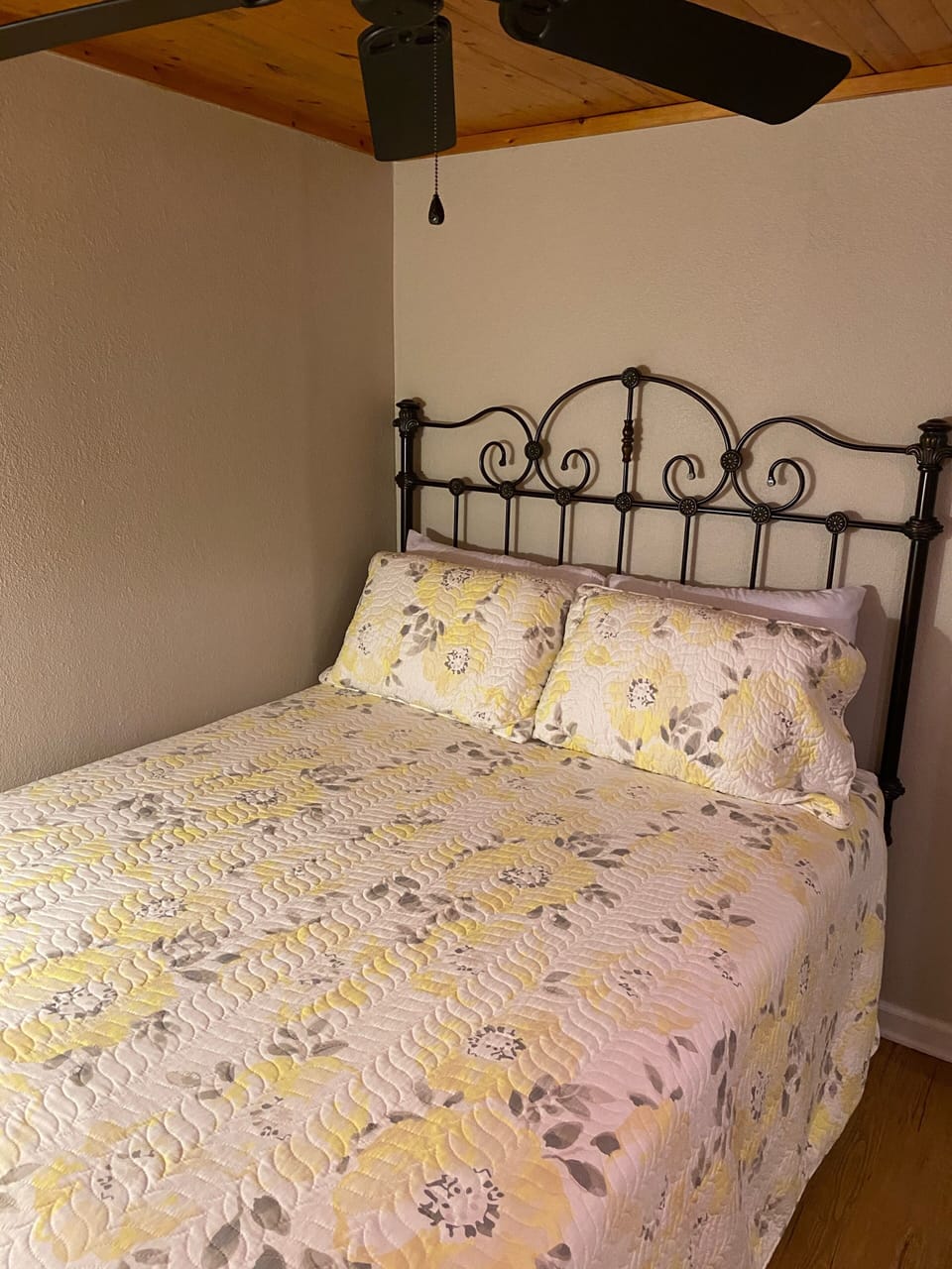 Second bedroom, queen bed with brand new mattress, TV in room