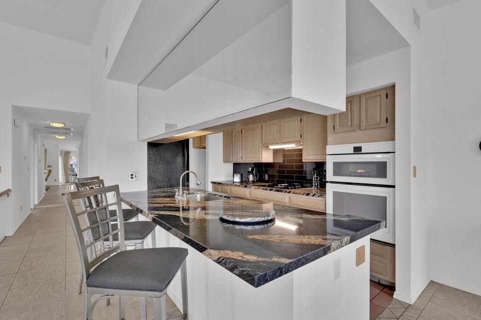 Counter/Kitchen