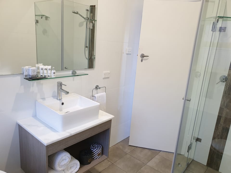Main Bathroom Vanity