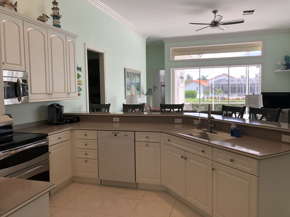 Kitchen with 6 bar stools 