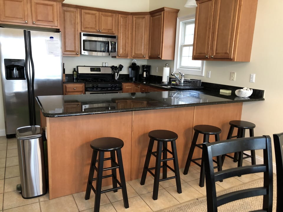 Breakfast bar in kitchen 