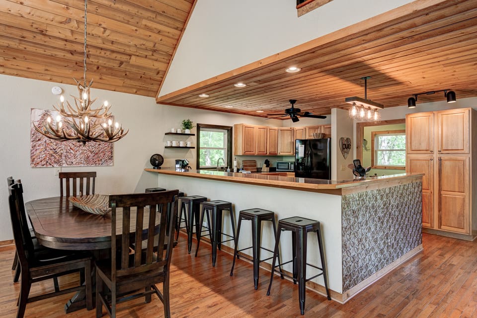 Kitchen w/ Breakfast Bar Seating