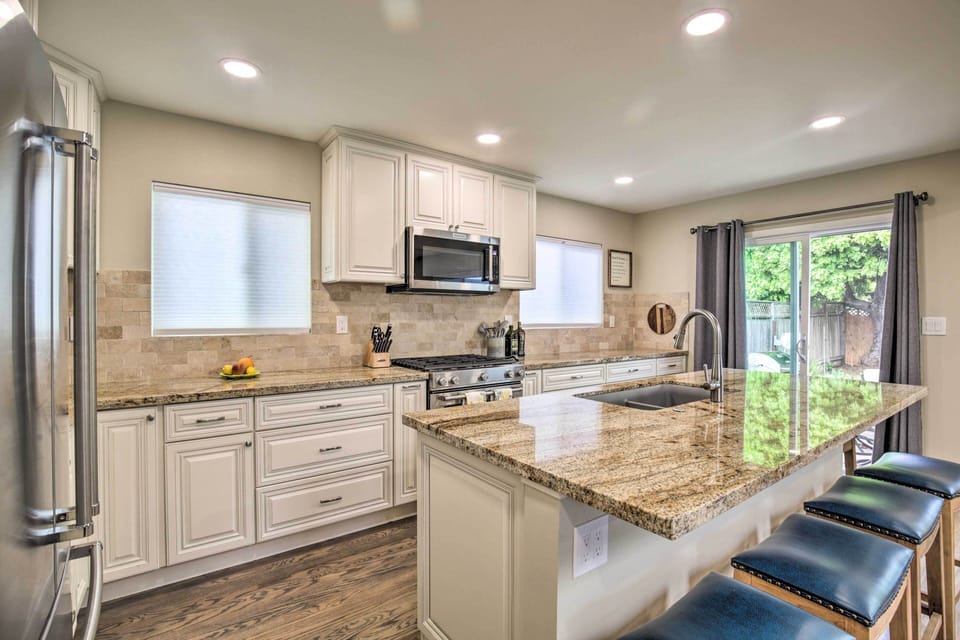 Fully Equipped Kitchen | Knife Set | Breakfast Bar | Stainless Steel Appliances