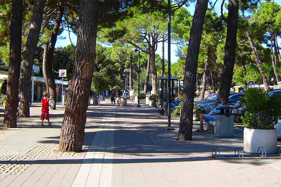 Principina Mare - Tuscan Maremma - Under the tree-lined avenues, on warm summer evenings, craft markets are organized