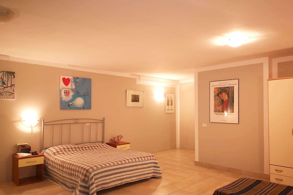 Principina Mare - Bruno Apartment - The lower floor with the second air-conditioned bedroom and a bathroom