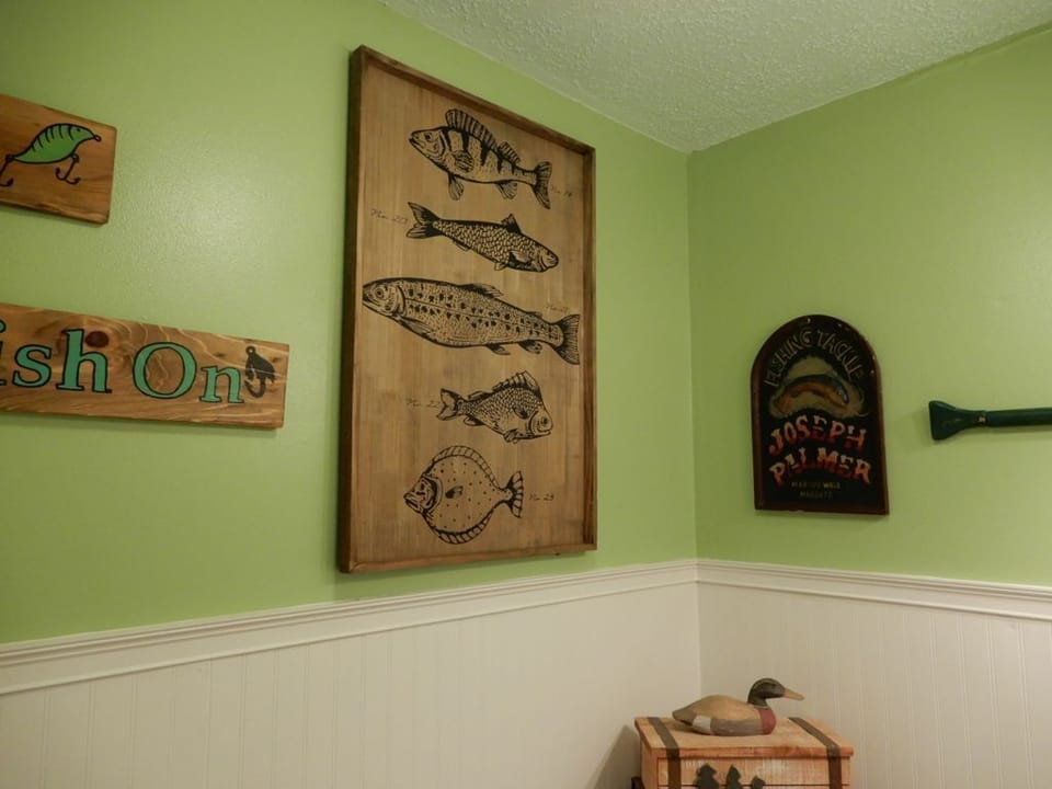 Main floor 1/2 bathroom