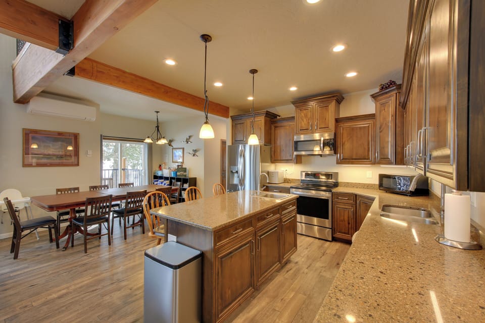 Kitchen | Toaster | Trash Bags & Paper Towels