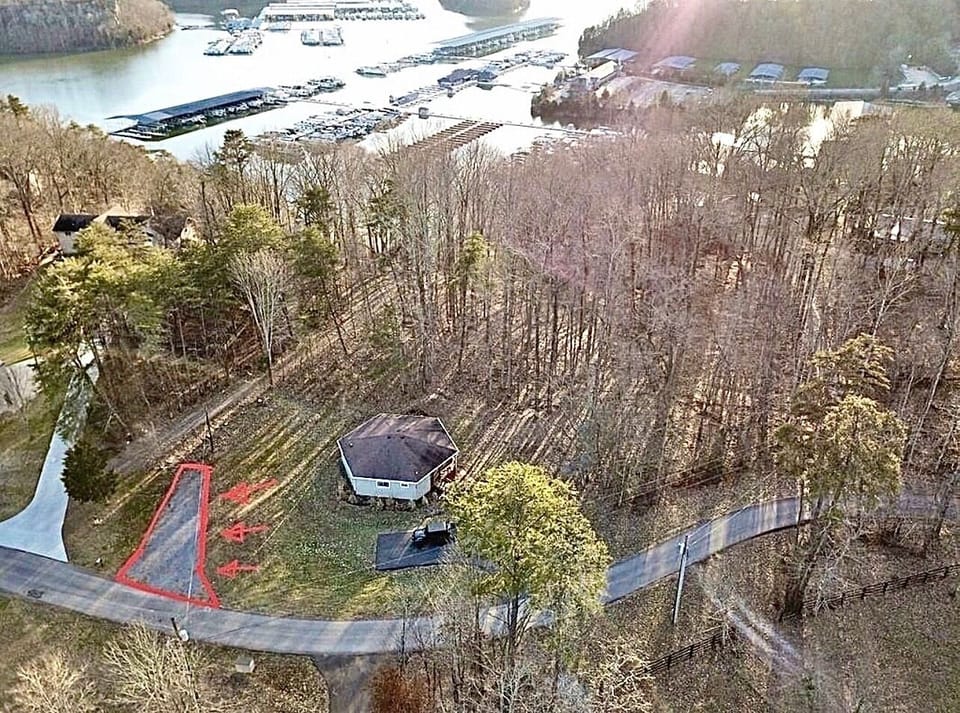 Hexagon cottage perched above Jamestown Marina. 🚤Boat parking on site. 