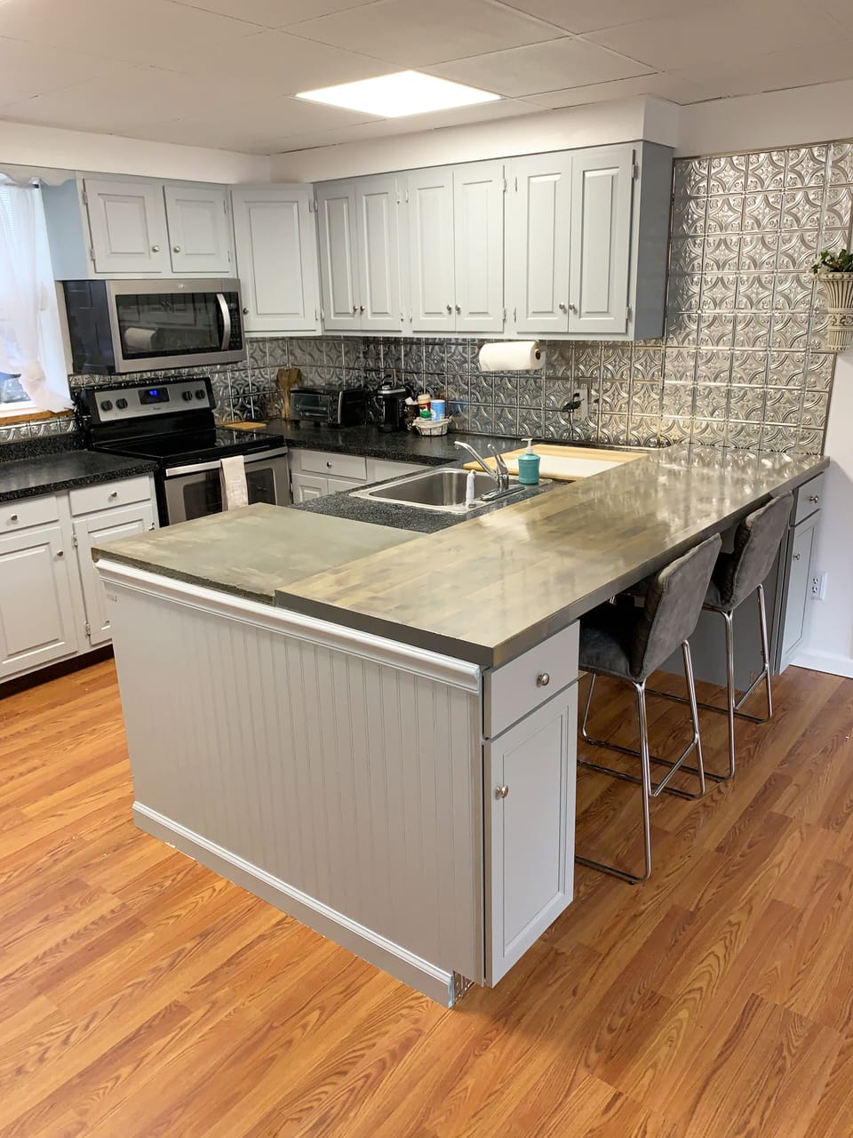 Kitchen with eat-on countertop